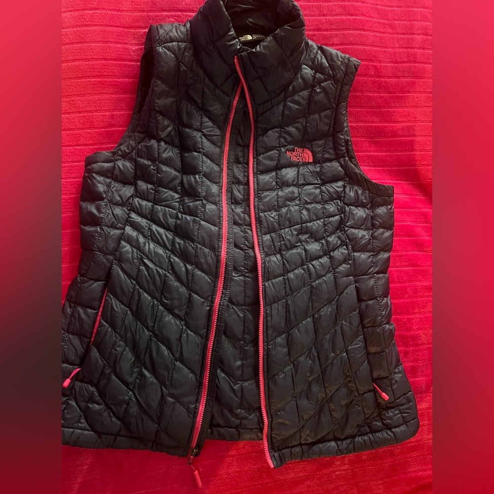 The North Face WOMEN'S LIGHTWEIGHT PUFFER VEST.